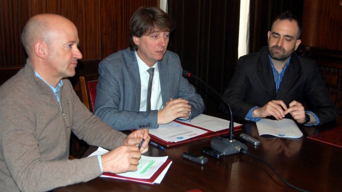 Antonio López, Carlos Martínez y Luis Molina, ayer en el Consistorio.-AYUNTAMIENTO DE SORIA