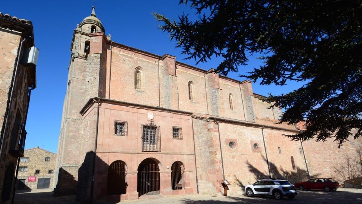 Imagen de la fachada principal de la Colegiata Nuestra Señora de la Asunción, en Medinaceli. La puerta de acceso que se arreglará no se ve en la imagen.-HDS