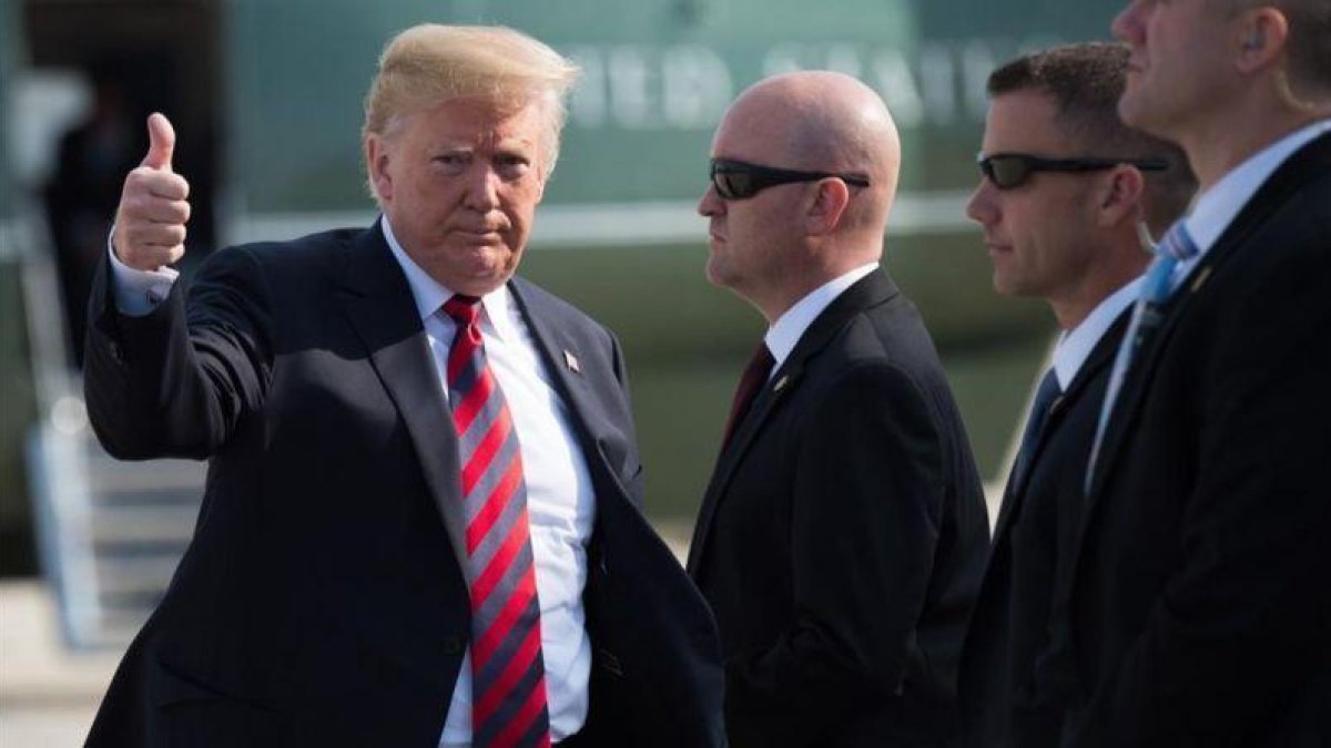 Donald Trump antes de tomar el Air Force One.-AFP / SAUL LOEB