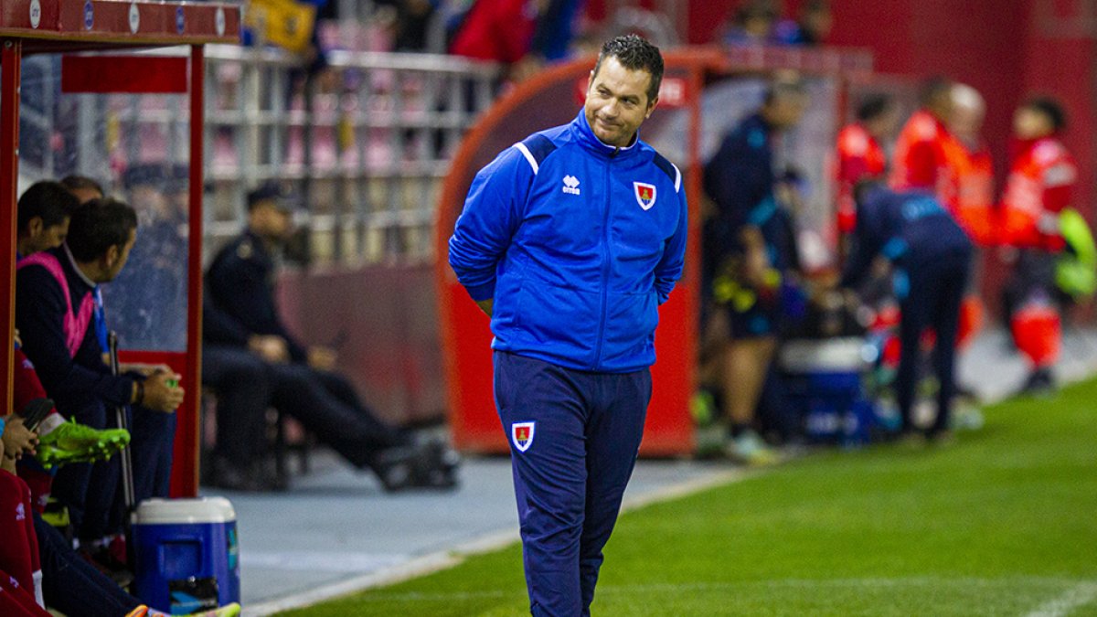 Diego Martinez sonrie a los suyos desde la banda. MARIO TEJEDOR