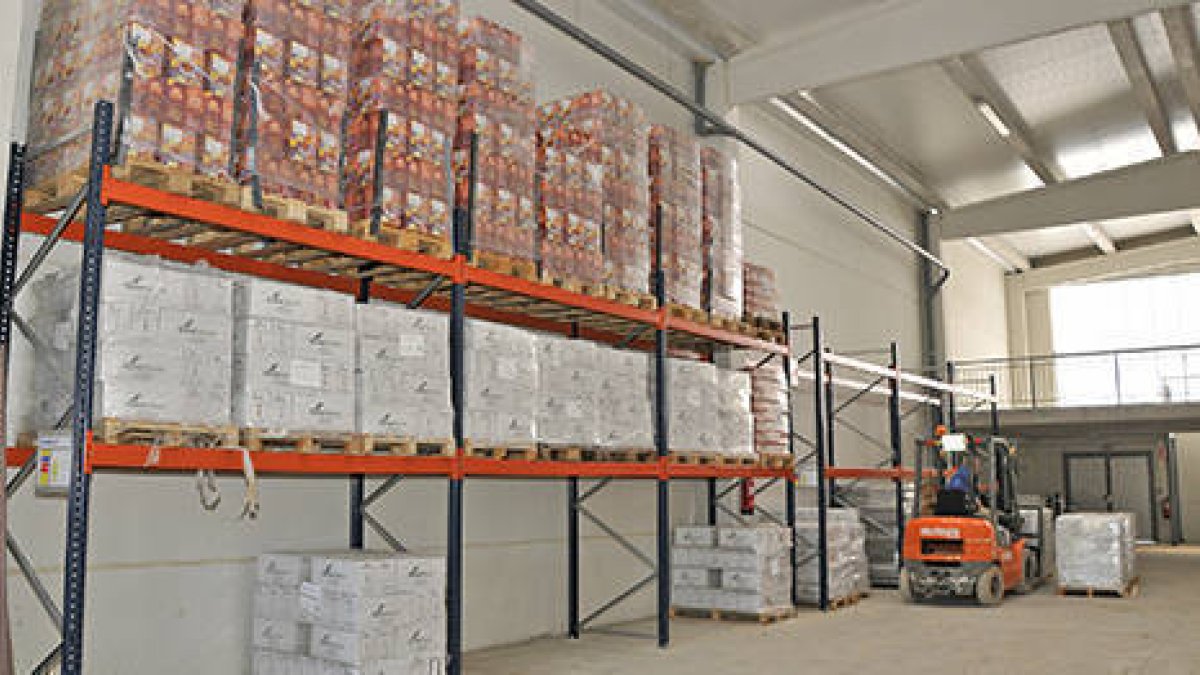 Las estanterías de la nave nido de Valcorba con comida procedente de las últimas donaciones. / VALENTÍN GUISANDE-