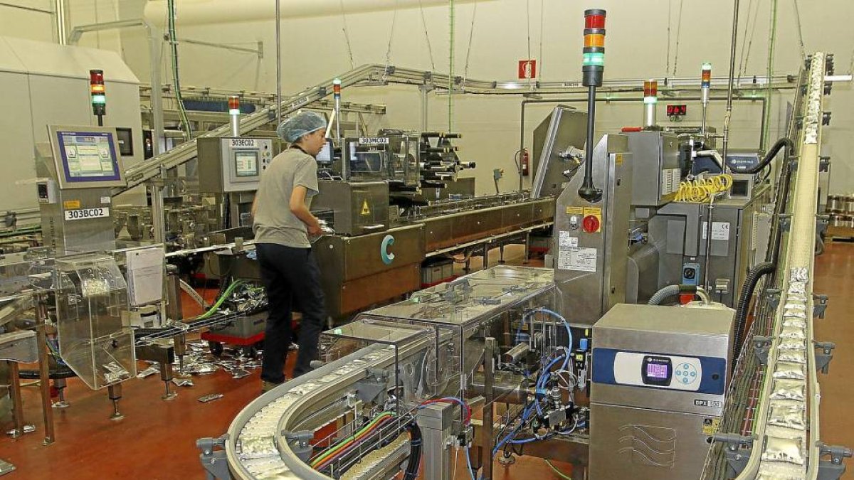 Una empleada en una de las líneas de producción inauguradas oficialmente ayer-El Mundo