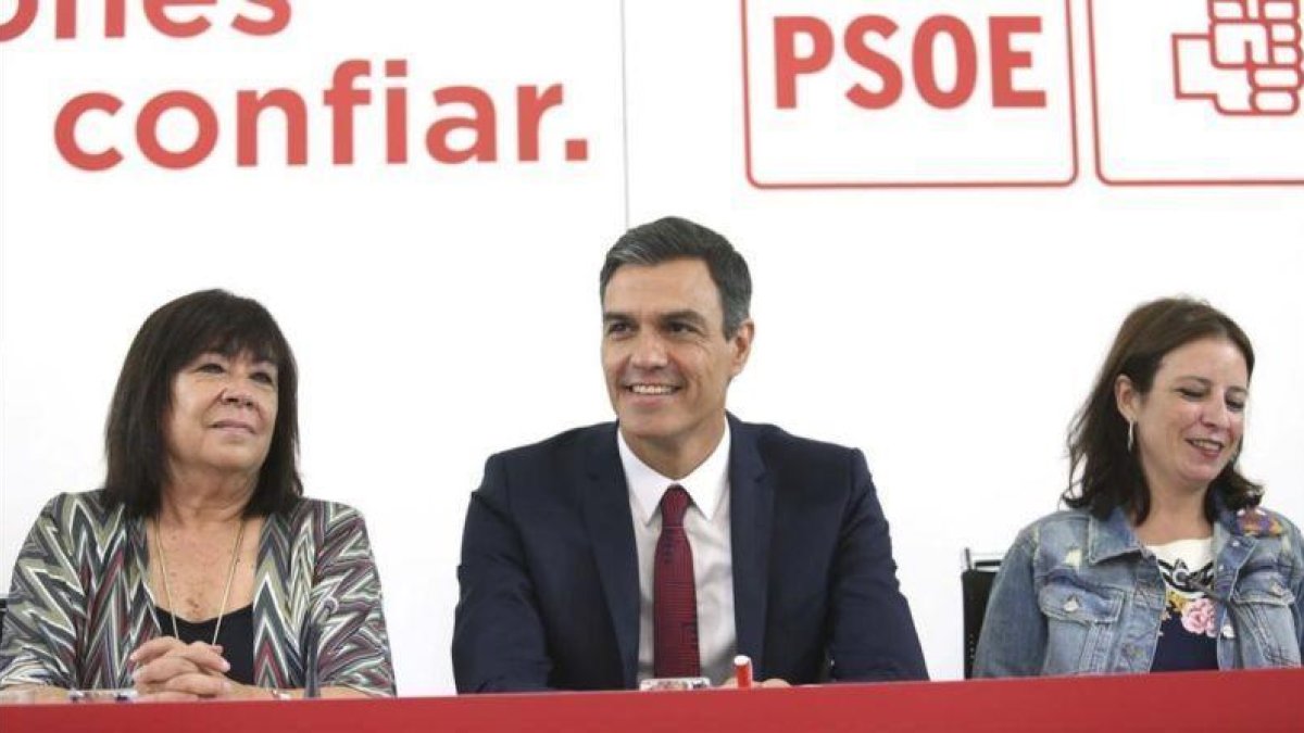 Cristina Narbona, Pedro Sánchez y Adriana Lastra, este lunes en la sede del PSOE.-DAVID CASTRO