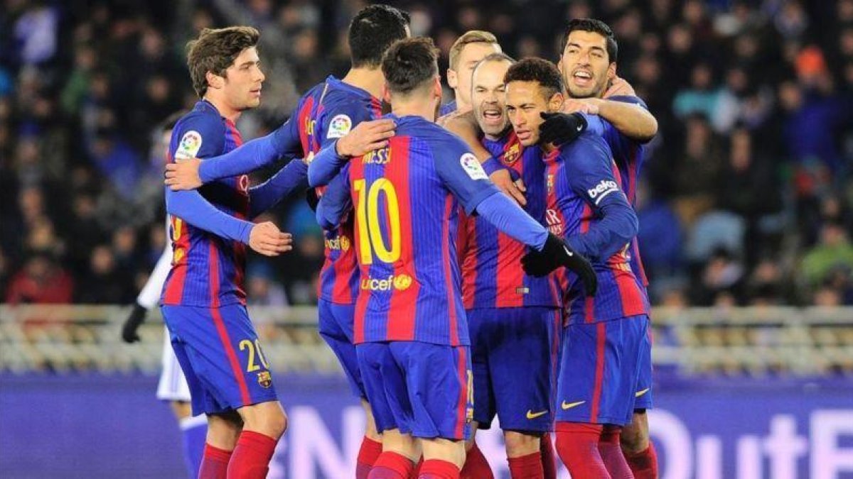 Los jugadores del Barça festejan el gol de Neymar ante la Real Sociedad.-AFP / ANDER GILLENEA