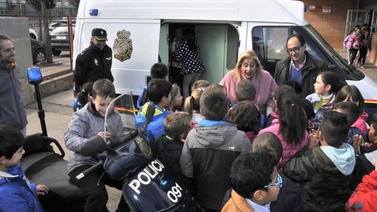 De Gregorio charla con los niños a su llegada al CEIP Fuente del Rey.-VALENTÍN GUISANDE