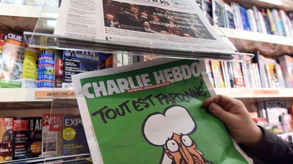 Un hombre mira su ejemplar de 'Charlie Hebdo', frente a un quiosco de Montpellier.-Foto: AFP / PASCAL GUYOT