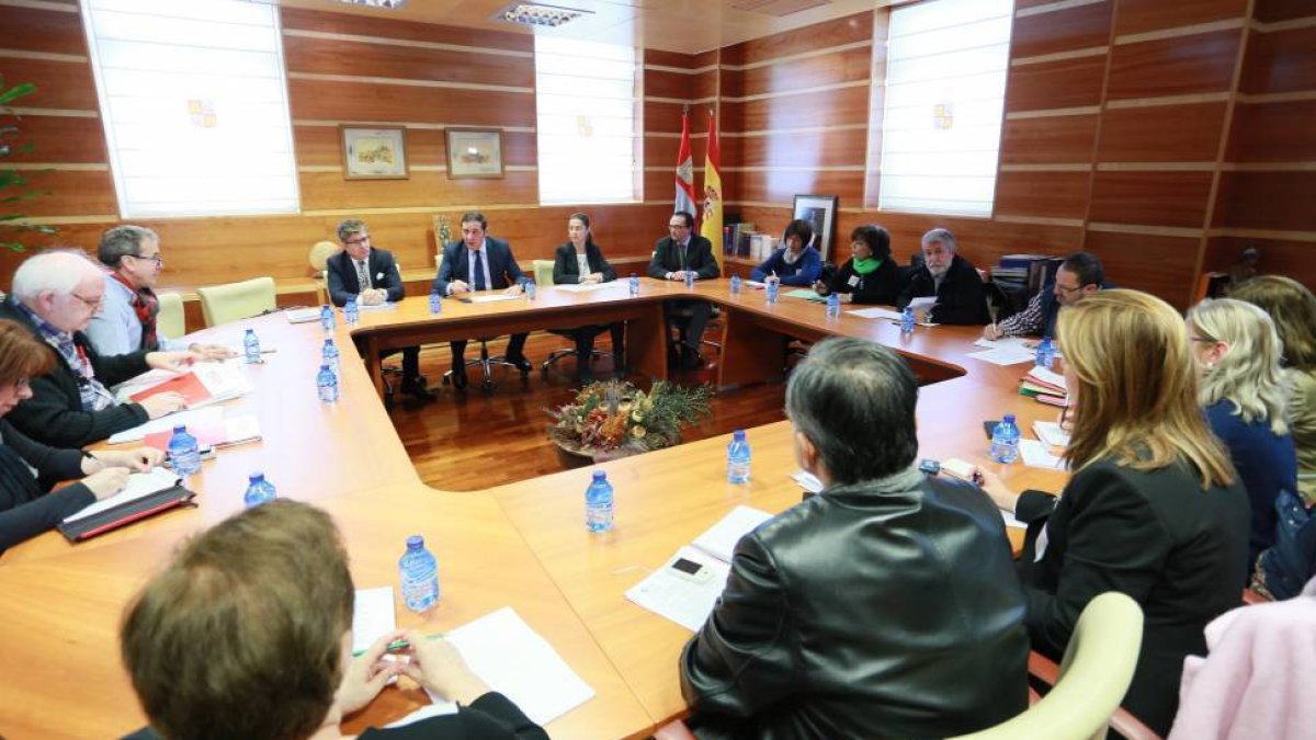 El consejero de Sanidad, Antonio María Sáez, se reúne con los representantes de la Junta de Personal del Complejo Asistencial Universitario de Salamanca-Ical