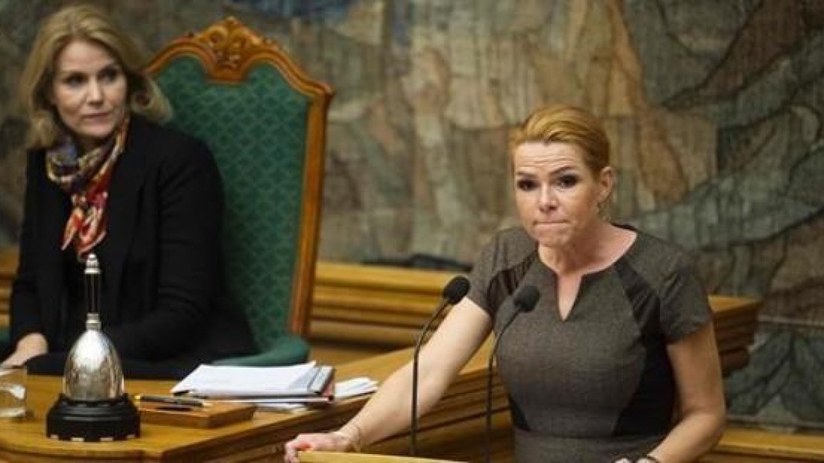 La ministra de Inmigración, Inger Stojberg, se dirige a la Cámara, este miércoles.-AFP / MARIE HALD