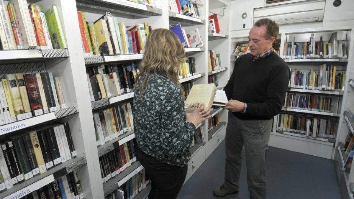 Visita de uno de los bibliobuses a Fuentetoba, el jueves de la semana pasada.-VALENTÍN GUISANDE
