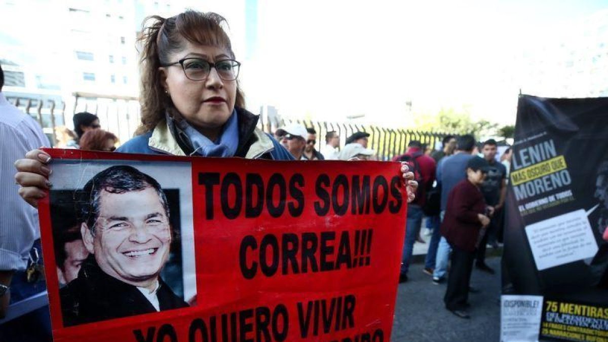 Simpatizantes del expresidente Rafael Correa y el exvicepresidente Jorge Glas protestan a las afueras de la Corte Nacionalpor el caso de secuestro a un opositor en 2012 .-JOSÉ JACOME (EFE)
