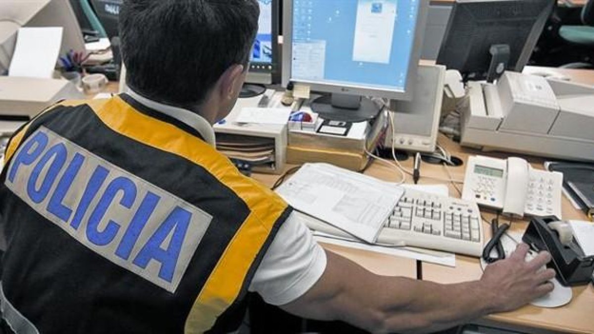 Un agente concentrado en acciones de inteligencia.-EFE