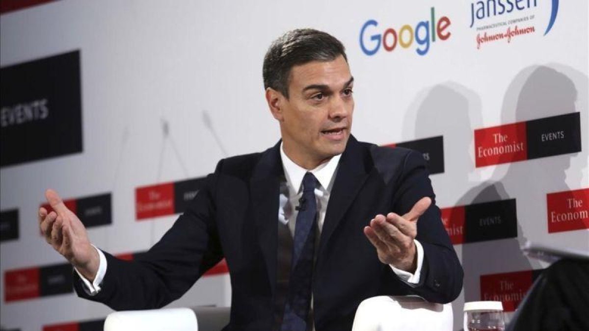 El presidente del Gobierno, Pedro Sánchez, en un desayuno informativo de The Economist, en Madrid.-DAVID CASTRO