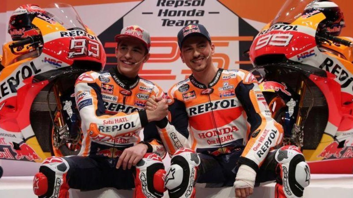 Marc Márquez y Jorge Lorenzo estrechan sus manos en la presentación de hoy, en Madrid, del equipo Repsol Honda.-REUTERS / SUSANA VERA