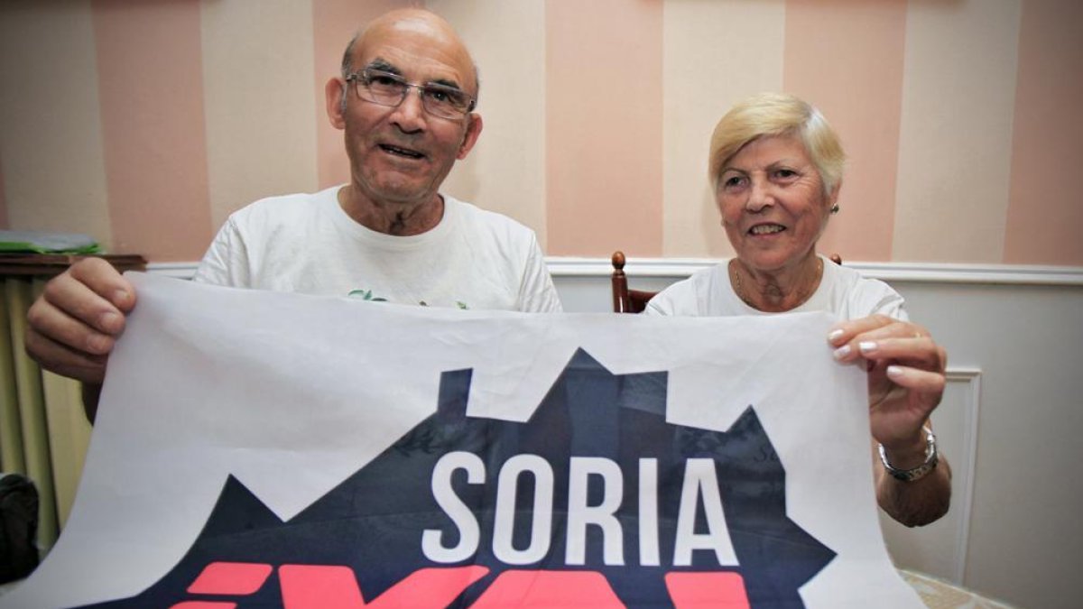 Juan Antonio y Caty recorrerán a pie los 120 kilómetros entre Soria y Aranda de Duero.-MARIO TEJEDOR