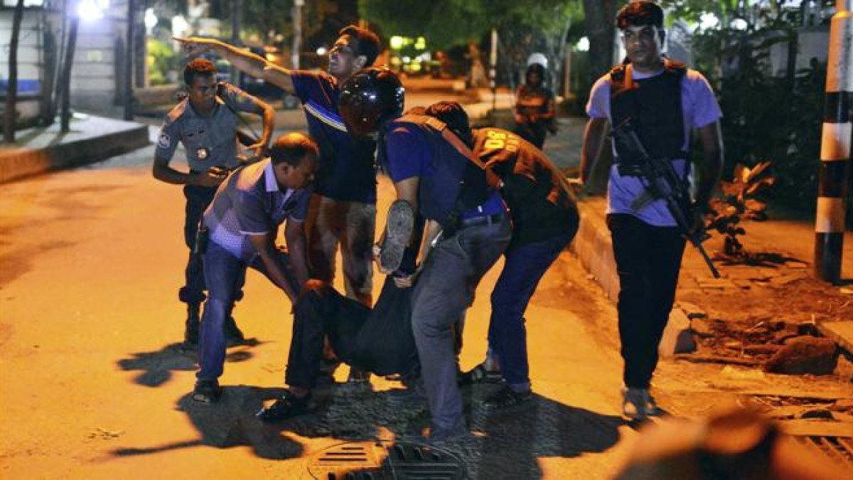 Asesinados 20 rehenes en el asalto a un restaurante frecuentado por extranjeros en Bangladés.-ATLAS