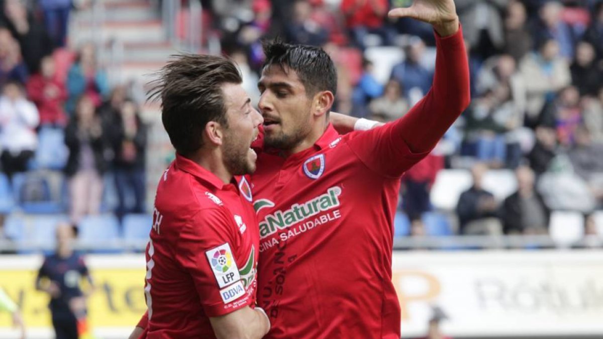 Sergi Enrich y Gaffoor esperan celebrar más goles hoy en Palamós.-Diego Mayor
