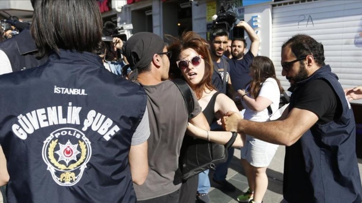 Detención de un participante en la marcha del orgullo gay en Estambul el 25 de junio del 2017.-/ ERDEM SAHIN / EFE