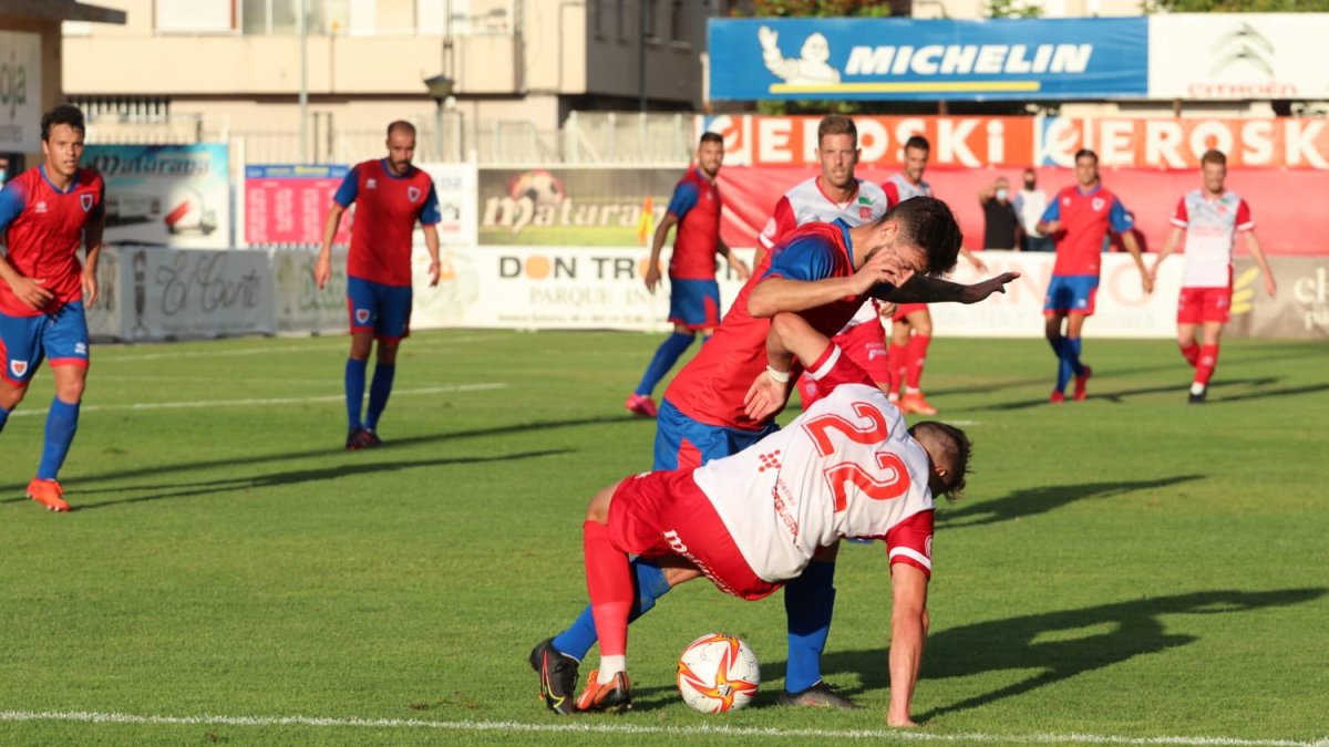 Agüero en el encuentro de ayer en La Planilla de Calahorra. HDS