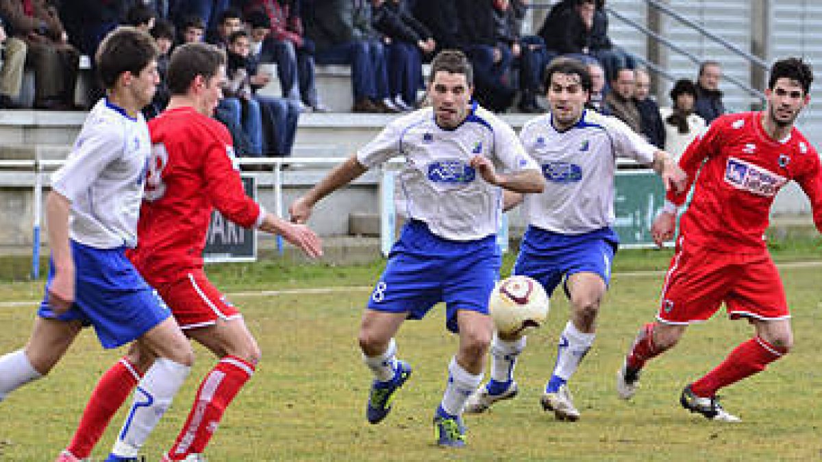 Almazán y Numancia B jugaron un derbi muy igualado. / V. Guisande-