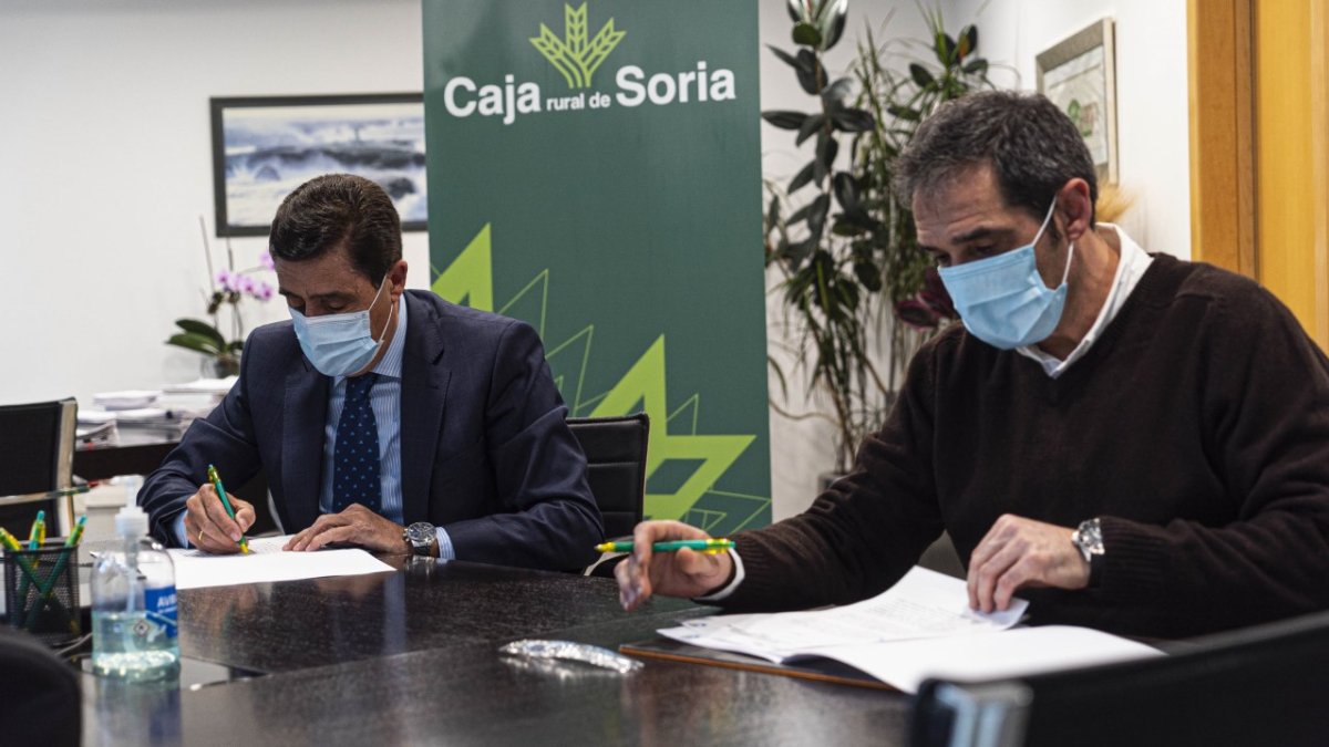 Carlos Martínez y Vicente Gonzalo en la firma del convenio de colaboración. HDS