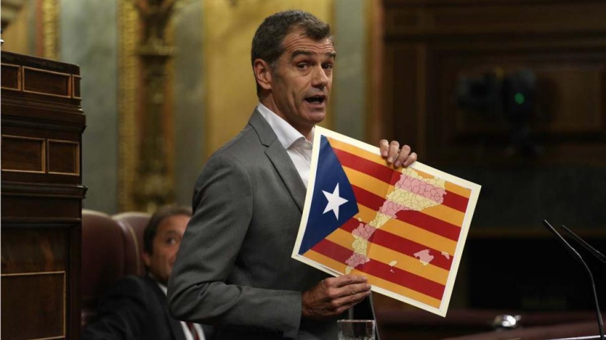 Lourdes Ciuró dedica un corte de mangas a Toni Cantó.-EL PERIÓDICO