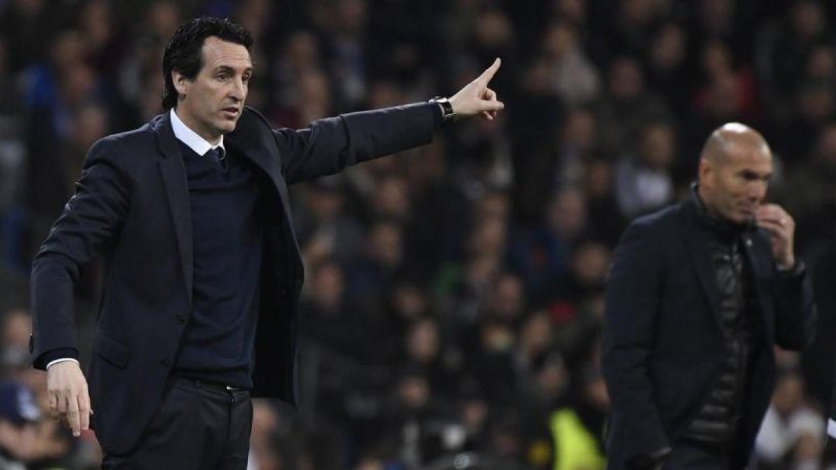 Unai Emery, con Zidane al fondo, en el partido de ida de los octavos de la Champions.-AFP / CHRISTOPHE SIMON