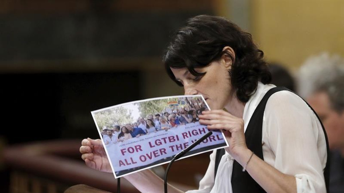 La diputada de En Comú Podem María del Mar García Puig durante su intervención hoy ante el Pleno del Congreso de los Diputados.-EFE