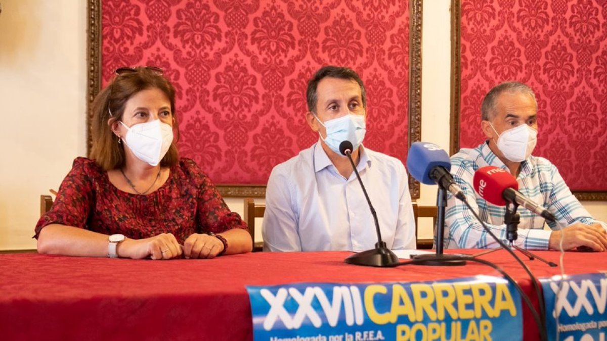 Ascensión Frías, madre de Nacho Barranco, Miguel García, presidente del Puente del Canto, y el atleta Jesús Martínez durante la presentación. GONZALO MONTESEGURO