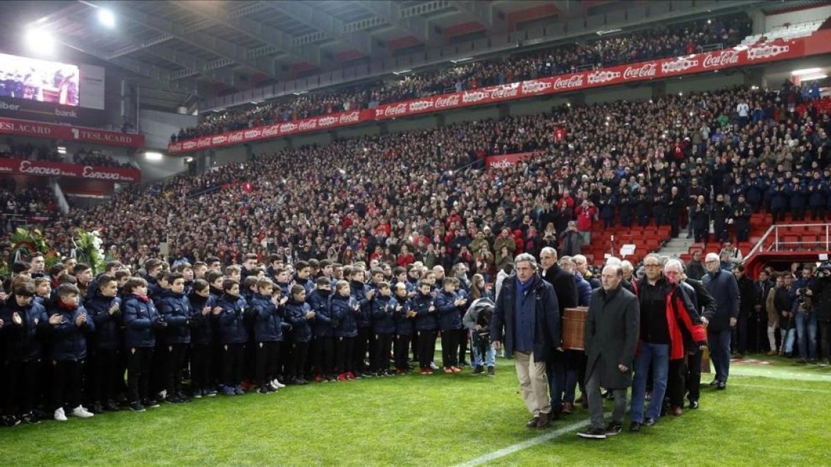 Exjugadores del Sporting entran el féretro con los restos de Quini en El Molinón.-EFE