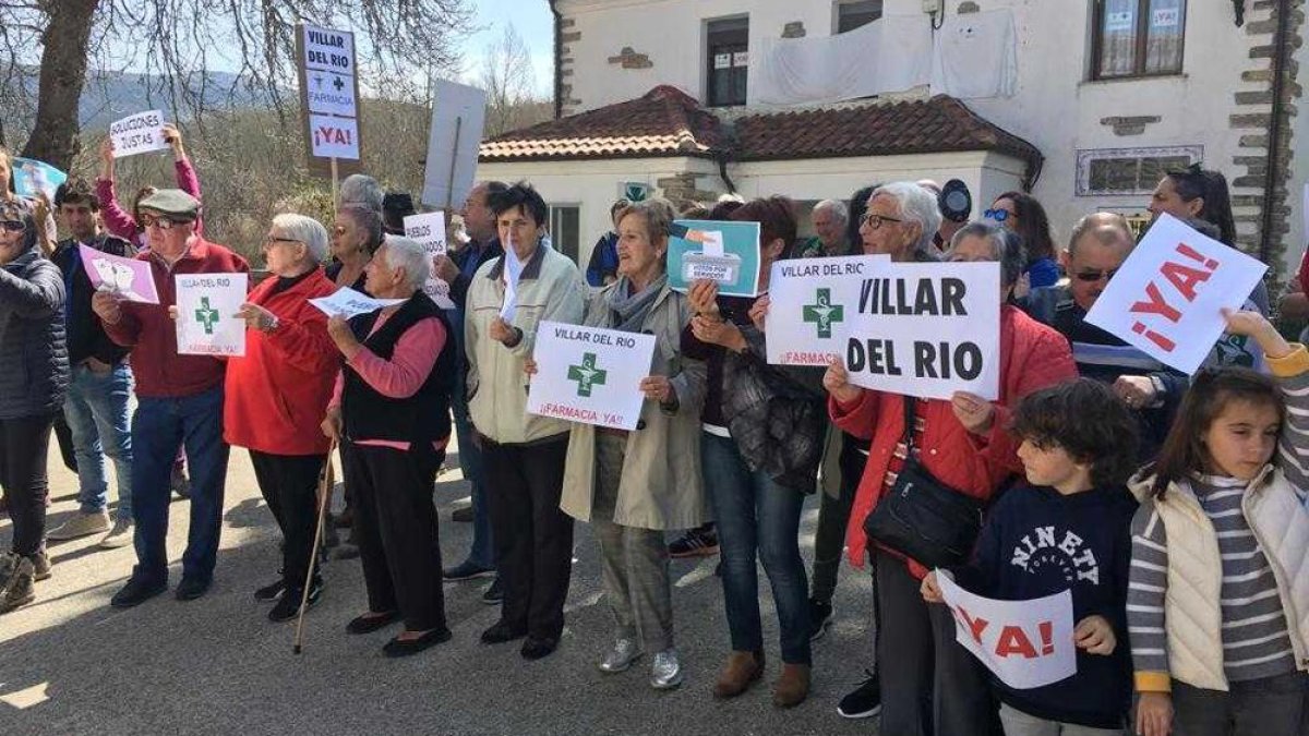 Una de las protestas ante la farmacia para pedir su reapertura-HDS