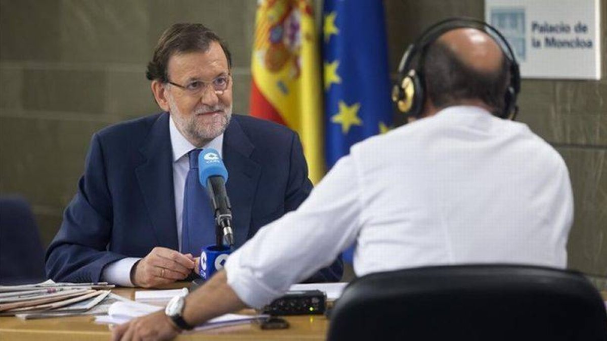 Rajoy, este martes, en la Moncloa durante la entrevista concedida a la cadena COPE.-Foto: EFE
