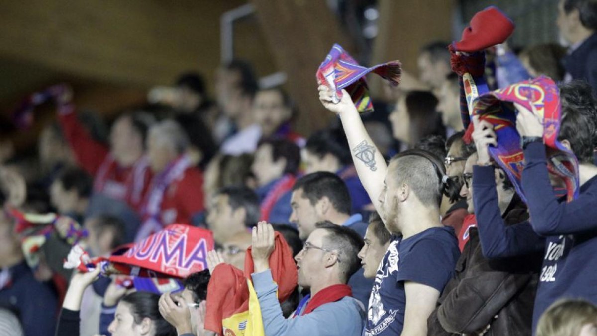 Los aficionados numantinos están disfrutando en Los Pajaritos con los resultados del equipo.-LUIS ÁNGEL TEJEDOR