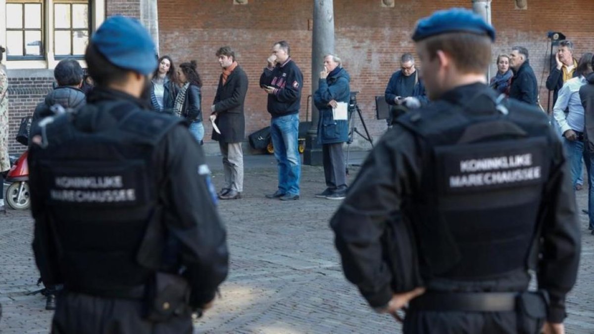 Dos policías en La Haya.-/ YVES HERMAN / REUTERS
