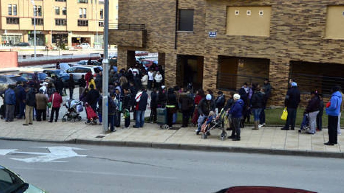 Colas para la recogida de alimentos de Cruz Roja que evidencian la situación de muchas familias sorianas. / Á.M.-