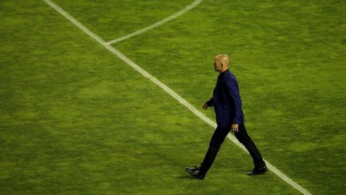 El entrenador del Rayo Vallecano Paco Jémez se retira del estadio tras el duelo ante el Espanyol-JOSÉ LUIS ROCA