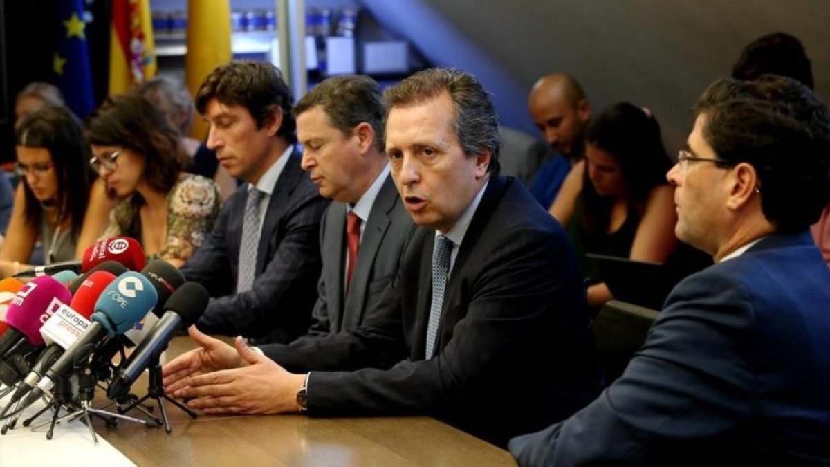 El abogado Javier Cremades, secretario general de AEMEC, explica las acciones legales de los pequeños inversores del Banco Popular.-JUAN MANUEL PRATS