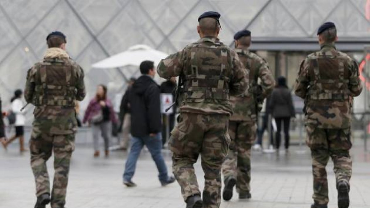Soldados franceses patrulla, esta semana, en las inmediaciones del museo del Louvre, en París.-Foto:   GONZALO FUENTES / REUTERS