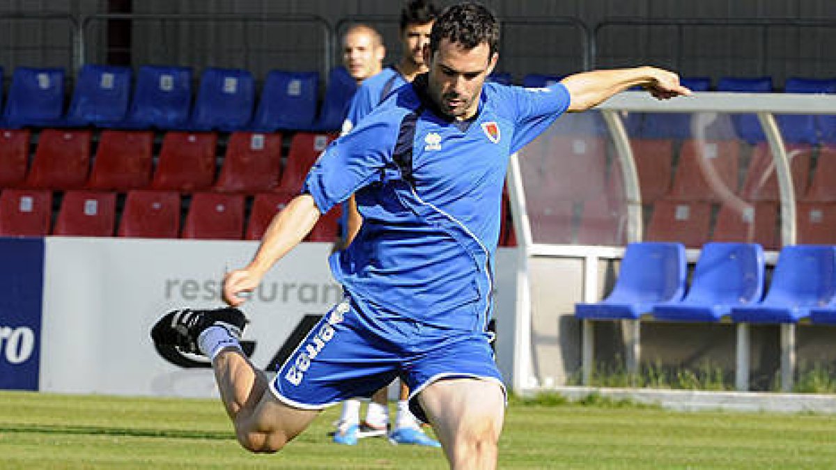 Íñigo Díaz de Cerio durante un entrenamiento con el Numancia. / VALENTÍN GUISANDE-