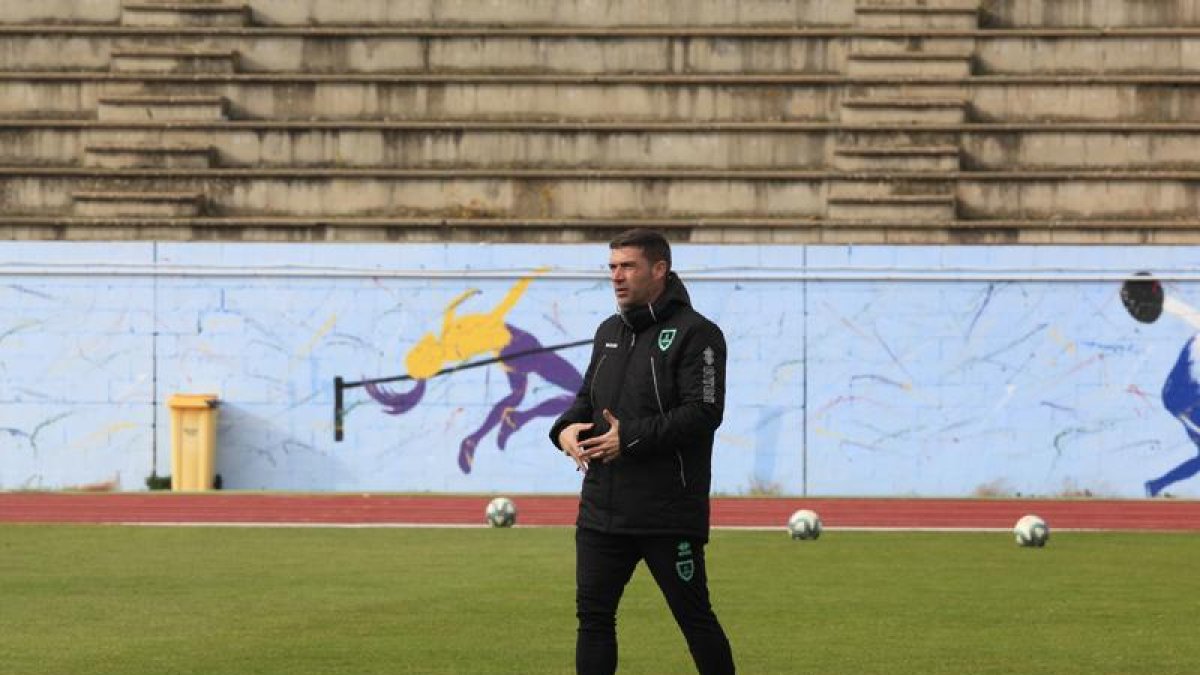 Carrión da indicaciones en uno de los entrenamientos de esta semana en el anexo de Los Pajaritos.-Mario Tejedor