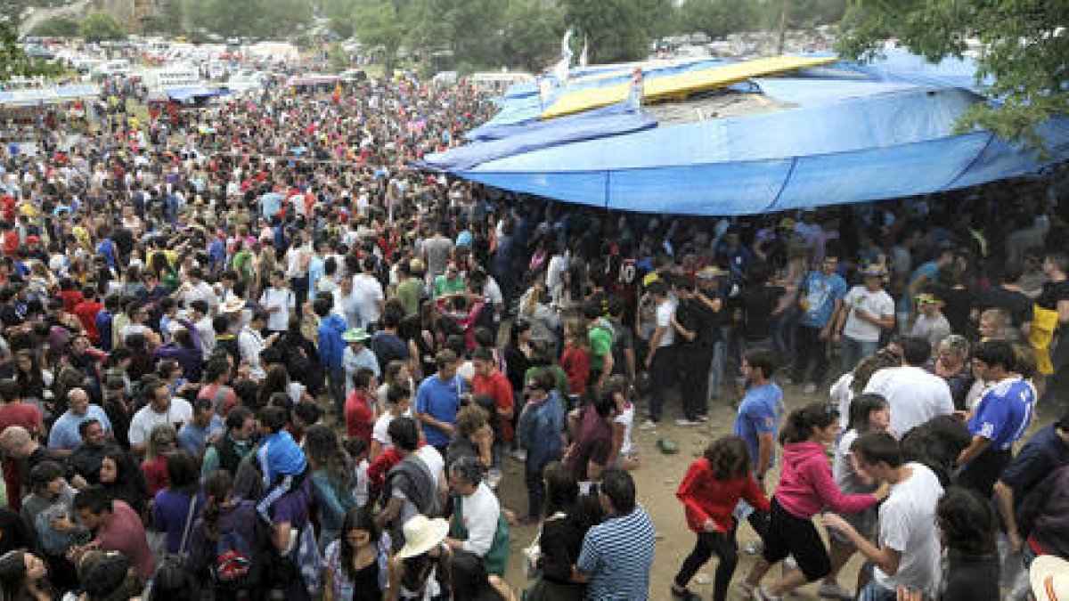 Miles de sorianos junto a los chiringuitos de San Juan en el monte Valonsadero. / VALENTÍN GUISANDE-