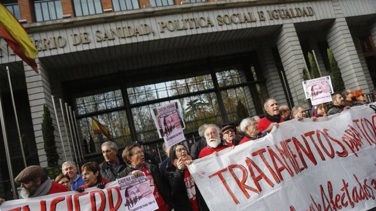 Familiares y afectados por la hepatitis C se manifiestan frente al Ministerio de Sanidad, este sábado.-Foto: AGUSTÍN CATALÁN