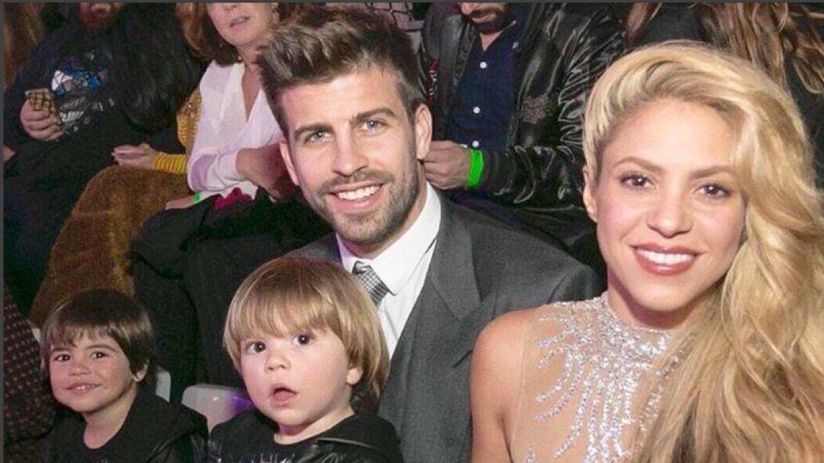 Gerard Piqué y Shakira con sus hijos, Milan (izquierda) y Sasha (derecha), en una foto de diciembre del 2016.-INSTAGRAM