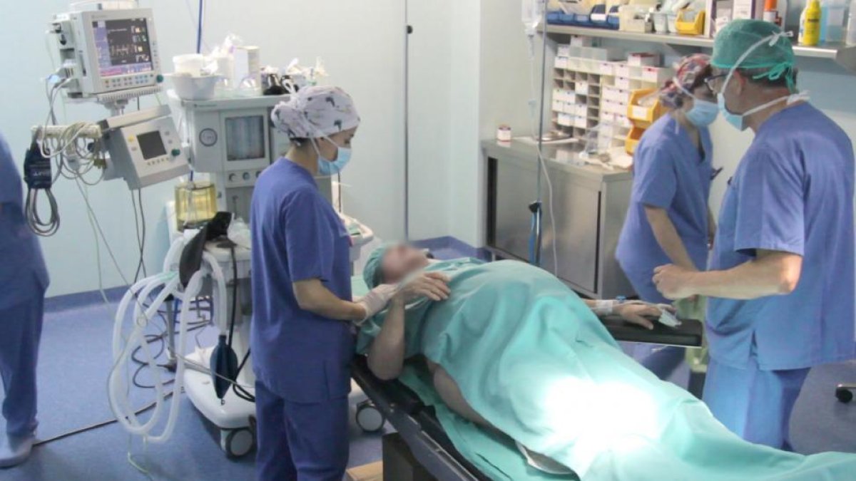 La paciente tendida en la camilla, momentos antes de que se le realizara la cesárea.-HOSPITAL RECOLETAS