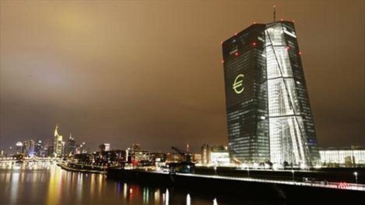 El símbolo del euro, proyectado en la sede del BCE.-AP / MICHAEL PROBST