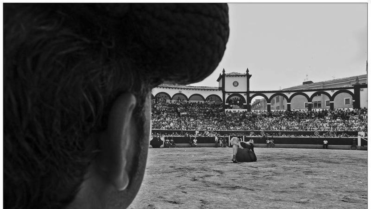 Una plaza abarrotada el Viernes de Toros es otra de las fotografías de Miradas. / J. G.-