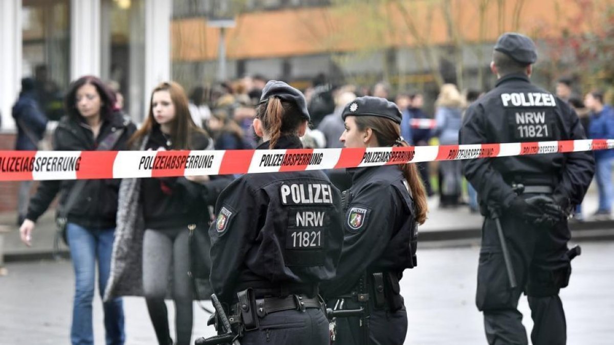La policía local ha acordonado la escuela donde se ha producido el incidente.-AP