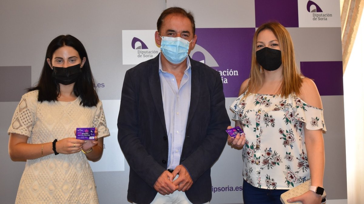 Serrano, con dos madres beneficiarias del cheque bebé.-HDS