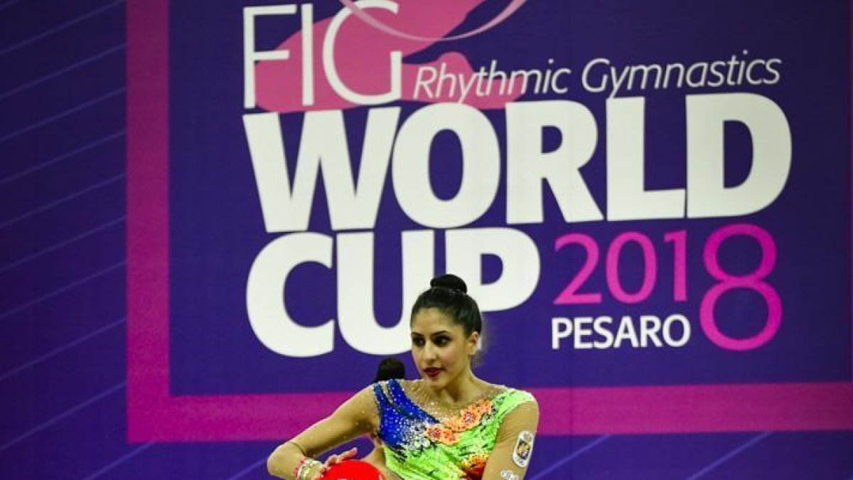 Mónica Alonso, en una de las últimas citas de la Copa del Mundo de gimnasia rítmica.-RFEG