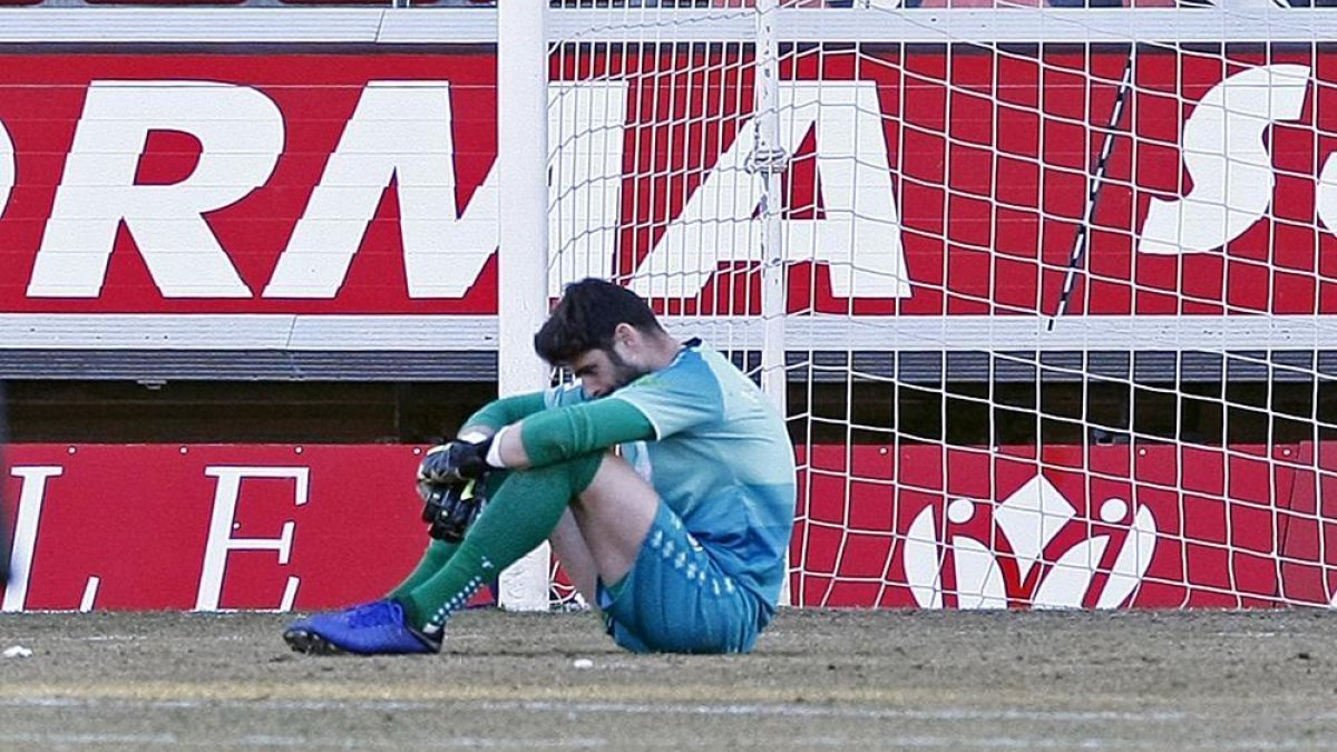 Juan Carlos se lamenta tras encajar el gol que le daba el empate a Osasuna.-Mario Tejedor