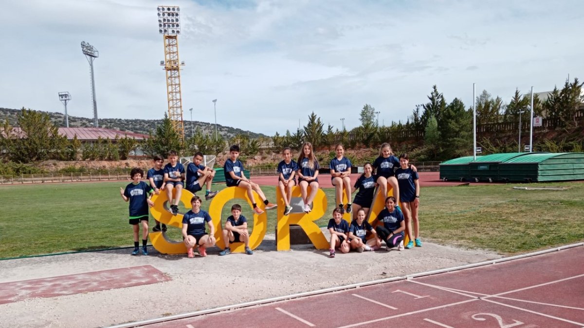 El equipo soriano, ayer, en el estadio de Los Pajaritos. HDS